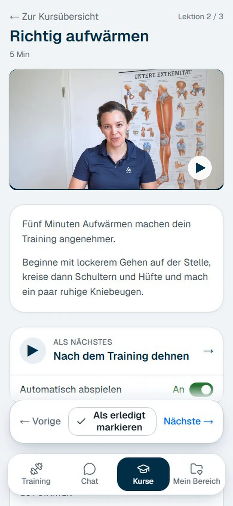 Lektion im Videokurs: Diana erklärt vor einer Anatomie-Tafel